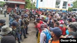 Inmigrantes indocumentados centroamericanos son retenidos cuando intentaban cruzar la frontera a Guatemala, en su intento por llegar a Estados Unidos. [Foto: Oscar Ortiz/VOA].