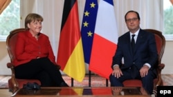 Le président français François Hollande, à droite, et la chancelière allemande Angela Merkel, assistent à une réunion avant la 18e réunion du cabinet français-allemand à Metz, France 07 Avril 2016. EPA / THIBAULT CARMUS / POOL