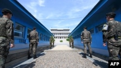 지난달 26일 판문점에서 남북한 국인들이 마주 서 있다.