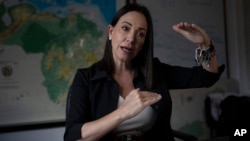 La candidata presidencial de Vente Venezuela a la primaria de octubre, María Corina Machado, da una entrevista a la agencia AP en Caracas, el 26 de junio de 2023.