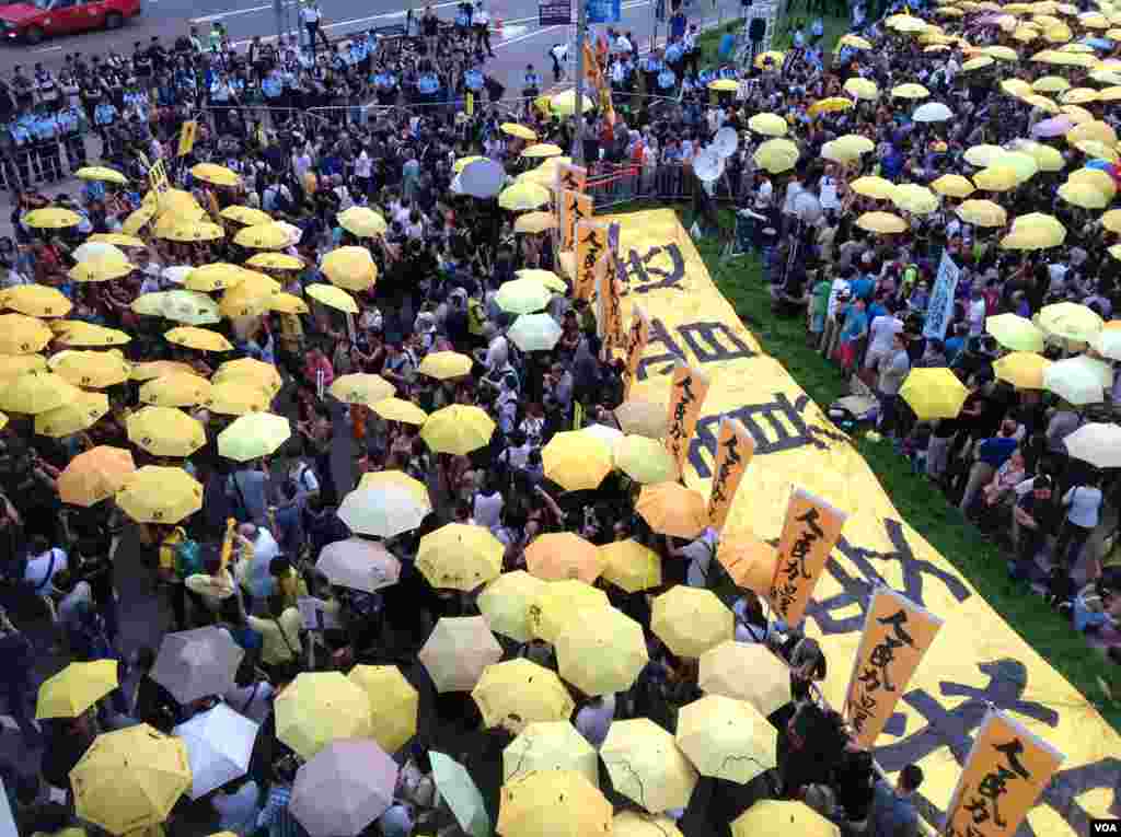 港人重返政總紀念雨傘運動一周年(美國之音海彥拍攝)