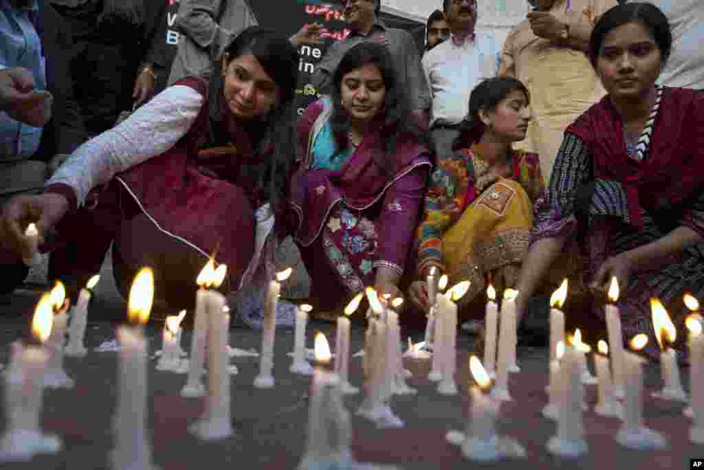 Jama'a Sun Kunna Kyandurra Domin Nuna Juyayin Su Akan Jama'ar Da Suka Rasa Rayukan Su Sakamakon Harin Bam Da Aka Kai A Garin Lahore Na Kasar Pakistan, Maris 28, 2016. 
