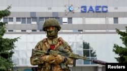 國際原子能機構專家組抵達烏克蘭扎波羅熱核電站後，一名軍人在電站外面站崗（2022年9月1日）
