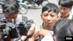 Pa Nguon Teang, the executive director of the Cambodian Center for Independent Media in front of Phnom Penh Municipal Court on Thursday, August 18, 2016. (Photo: Leng Len/VOA Khmer)
