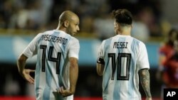 ARCHIVO - Javier Mascherano (izquierda) y Lionel Messi tras un gol de Messi en el amistoso contra Haití, el 29 de mayo de 2024, en Buenos Aires.