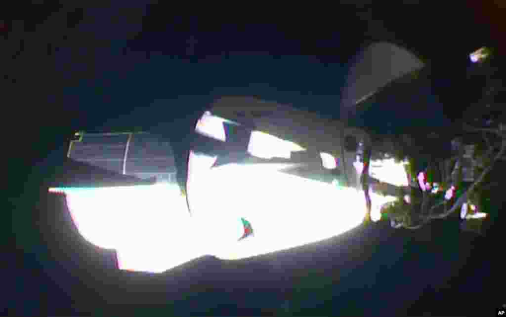 En esta imagen tomada del video de televisión de la NASA, la cápsula de la tripulación SpaceX Dragon, con los astronautas de la NASA Doug Hurley y Robert Behnken a bordo, atraca en la Estación Espacial Internacional el domingo 31 de mayo de 2020.