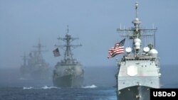 美國海軍拉森號導彈驅逐艦(中)在西太平洋編隊巡邏 （資料圖片） 
