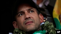 ARCHIVO - Luis Fernando Camacho, líder de la oposición y presidente del Comité Cívico Pro Santa Cruz, asiste a una manifestación con los cultivadores de hoja de coca en La Paz, Bolivia, el 7 de noviembre de 2019.