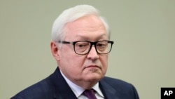Рускиот заменик-министер за надворешни работи присуствува на состанок со кој претседава рускиот претседател Владимир Путин надвор од Москва, Русија, 16 октомври 2023 година