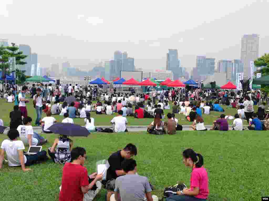香港学联大专界罢课星期三继续在添马公园举行(美国之音图片/海彦拍摄)