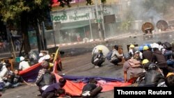 La policía disparó contra los manifestantes en Mandalay, Myanmar, el 3 de marzo de 2021.