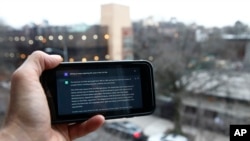 2023年1月5日，一名用户在纽约布鲁克林的一所公立学校附近用手机使用ChatGPT的问答功能。