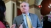ARCHIVO - El representante James Comer, republicano por Kentucky, habla con los periodistas mientras camina hacia la Cámara de Representantes, en el Capitolio de Washington, el 12 de enero de 2023.