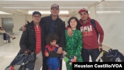 El nicaragüense Jorge López (en medio) se reunió con sus hermanos este fin de semana bajo el parole humanitario. Cortesía