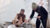 خپلې بیسوادۍ په نشو روږدی کړم - تر درملنې لاندې معتاد 