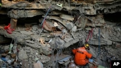 Un trabajador de rescate revisa un edificio colapsado por el terremoto en Adiyaman, Turquía, el 11 de febrero de 2023.