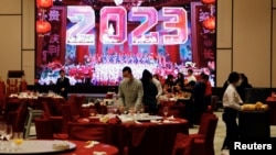 北京一家酒店的人員在新春除夕夜的到來做準備。（2023年2月21日）