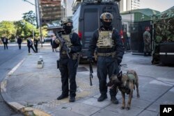 Policías hacen guardia afuera del Hotel Sheraton durante la Cumbre de la Comunidad de Estados Latinoamericanos y Caribeños (CELAC) en Buenos Aires, Argentina, el martes 24 de enero de 2023.