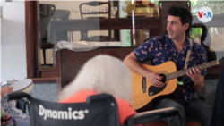 La sesión de musicoterapia la dirige Maximiliano Cattone, músico de 47 años.