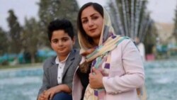 کیان پیرفلک در کنار مادرش زینب مولاییراد