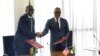 Mahmoud Bah, director executivo adjunto da Milleniun Challenge Corporation (esq), e Max Tonela, ministro das Finanças e Economia(dir), Maputo