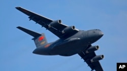 ARCHIVO - Un avión de transporte militar chino Y-20 durante una exhibición aérea en la ciudad de Zhuhai, en el sur de China, el 7 de noviembre de 2018.