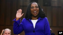 ARCHIVO - La jueza nominada a la Corte Suprema Ketanji Brown Jackson presta juramento para su audiencia de confirmación ante el Comité Judicial del Senado el 21 de marzo de 2022 en Capitol Hill en Washington. (Foto AP/Jacquelyn Martin, archivo)
