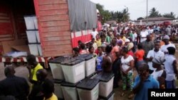 Masu jefa kuri'a suna jira a fara zabe a Liberia