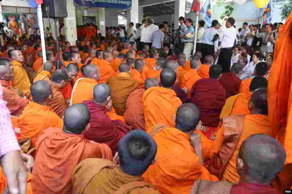 Over 123 monks gather at the headquarter of the opposition CNRP party on Tuesday June 7, 2016 to hold a religious ceremony seeking help from Cambodia's sacred objects to protect lawmaker's immunity after deputy president Kem Sokha has been summoned for the forth time by the court over his alleged sex scandal. (Leng Len/VOA Khmer)