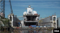 USS Cater Hall na održavanju u BAE u Norfolku, Virginia, (Mary Cieslak/VOA)