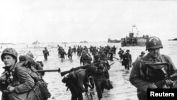 Des renforts américains débarquent sur Omaha Beach lors du débarquement en Normandie près de Vierville sur Mer, en France, le 6 juin 1944 dans cette (Photo des Archives nationales américaines).