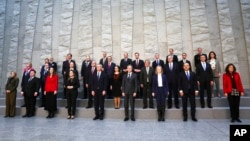 Generalni sekretar NATO-a Jens Stoltenberg, američki državni sekretar Entoni Blinken i ministri inostranih poslova zemalja članica alijanse u sedištu u Briselu (Foto: Evelyn Hockstein/Pool via AP)