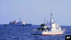 2022年3月2日，在菲律賓西北部的三描禮士省以西124海裡的巴約德馬辛羅克，一艘中國海警船在菲律賓海岸警衛隊巡邏時靠近一艘菲律賓海岸警衛隊船。
