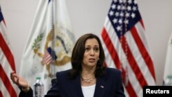La vicepresidenta de EE. UU., Kamala Harris, habla junto a líderes comunitarios durante su primer viaje a la frontera sur, en El Paso, Texas, en junio de 2021.