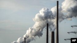 Uap mengepul dari pabrik pembuat baja thyssenkrupp di Duisburg, Jerman, pada 11 Oktober 2023. (Foto: AP/Martin Meissner)