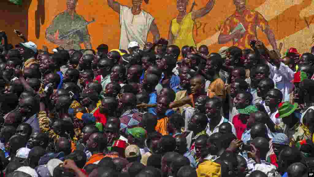 Scènes de liesse des centaines de milliers de Burkinabé réunis devant le siège du gouvernement à Ouagadougou, Burkina Faso, vendredi le 31 octobre 2014. Le Président Blaise Compaoré a annoncé vendredi 31 octobre 2014 qu’il quittait le pouvoir. Il a régné 27 années. (AP Photo/Theo Renaut)