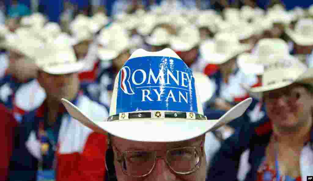 Clint Moore dari Texas beserta seluruh delegasi dari negara bagian itu kompak memakai topi koboi.