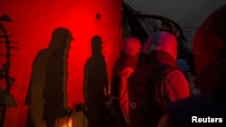 Les soldats de la paix des Nations Unies à la base de MINUSMA se couvrent après une attaque de mortier à Kidal, au Mali, le 8 juin 2017.