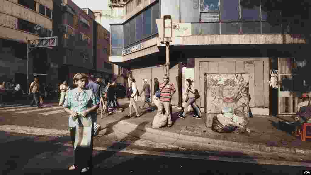 El fotógrafo Vasco Szinetar muestra en la series Los penitentes y Los caminantes la desesperanza de los venezolanos en las urbes del país. El deterioro social y el espacio y movimiento son captados por el artista. (Reproducción exhibición derechos de uso VOC) 