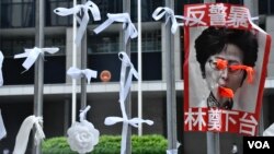 6月17日下午，香港政府总部公民广场铁闸外挂了很多白丝带、白花，悼念6月15日在金钟太古广场堕楼身亡的反送中示威者。 (美国之音/汤惠芸)