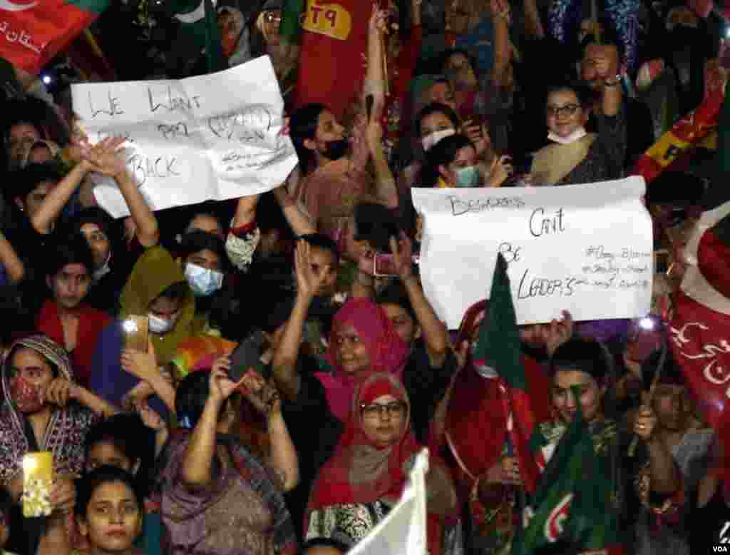 کراچی میں راشد منہاس روڈ پر مظاہرے میں شامل شرکا نے عمران خان سے اظہار یکجہتی کیا۔