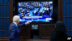 拜登總統和傑克遜法官在白宮羅斯福室觀看參議院確認傑克遜出任最高法院大法官的表決。