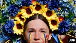 Protesta en apoyo de Ucrania frente a las puertas de Downing Street en el centro de Londres el 9 de abril de 2022. [Foto: AP]