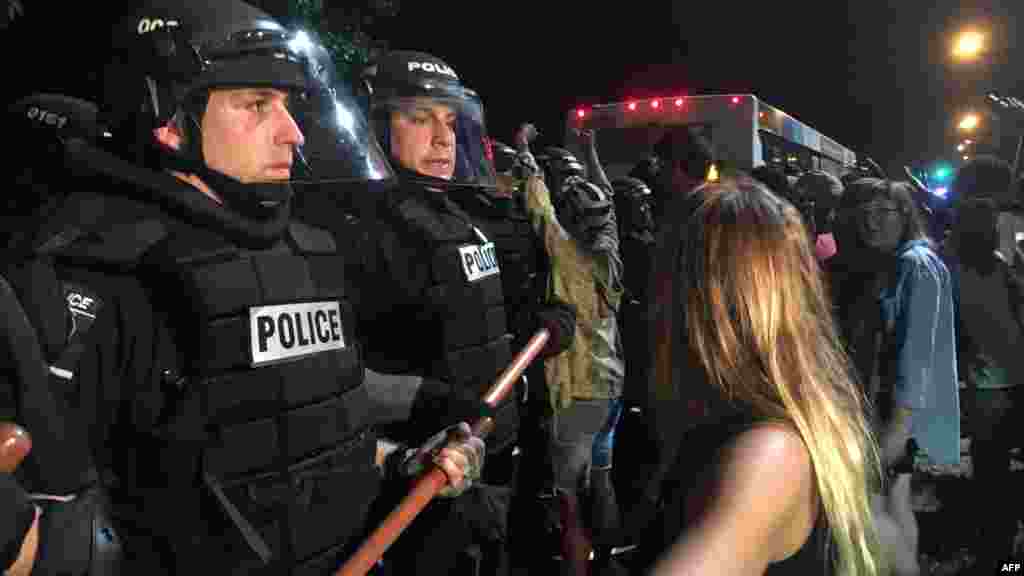 La police se rassemble autour de manifestants après le meurtre d'un homme noir, le 20 septembre 2016 à Charlotte, en Caroline du Nord.
