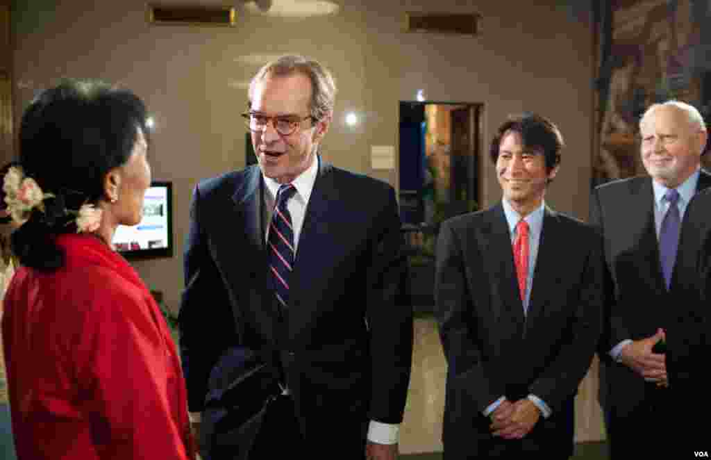 2012年9月18日昂山素季在美国之音的华盛顿总部受到美国之音台长(左-David Ensor),美国之音缅甸语组主任(中-Than Lwin Htun)和国际广播局长(Richard Lobo)的欢迎