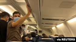 美國訓練的飛行員和其他人員登上了一架飛機。一位飛行員乘客說，這架飛機將從烏茲別克斯坦的特爾梅茲市飛往阿拉伯聯合酋長國。