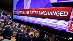La Réserve fédérale américaine annonce avoir maintenu le taux d’intérêt à son niveau, au marché des bourses, New York, 20 septembre 207.