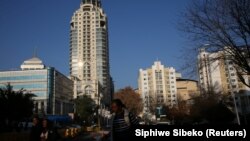 Apartamento fica em Michelangelo Towers, Sandton, Joanesburgo