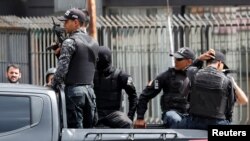 Miembros de las Fuerzas de Acción Especial de Venezuela (FAES) viajan en una camioneta en Caracas, Venezuela, 5 de julio de 2019. En noviembre del 2020, seis agentes de FAES fueron detenidos por el secuestro y extorsión de un ganadero en Venezuela.