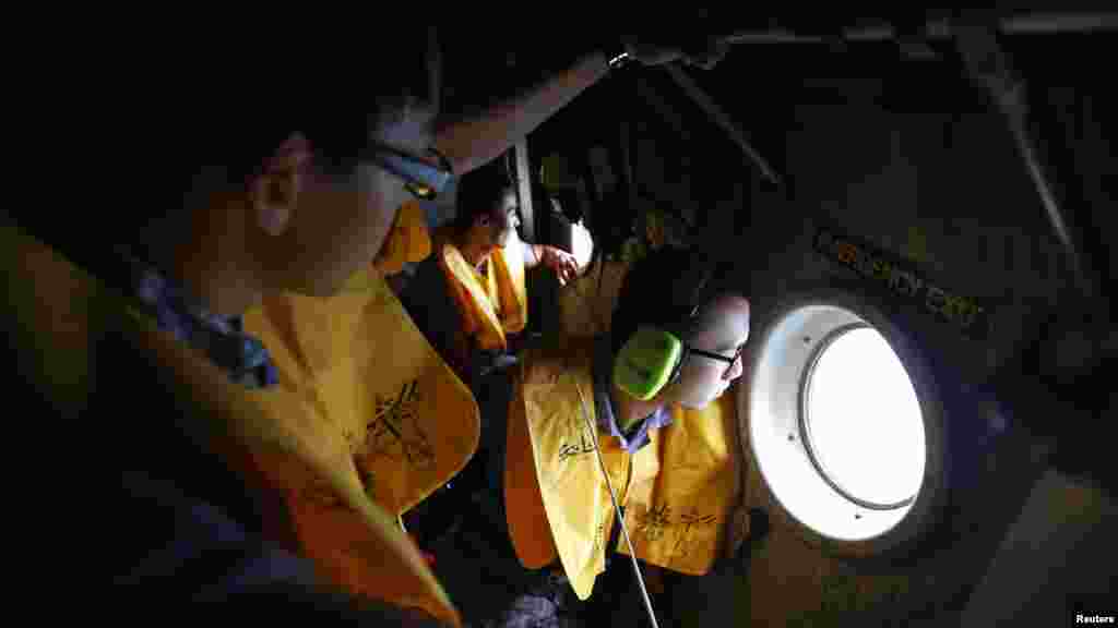 Du personnel de la force érienne de la République de Singapour menant des recherches sur les eaux lors d'une opération pour localiser l'avion du vol QZ8501 d'AirAsie disparu sur la mer de Java, le 30 décembre 2014.
